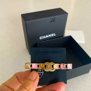 Chanel hair clip in metal and pink. Bright new, never worn